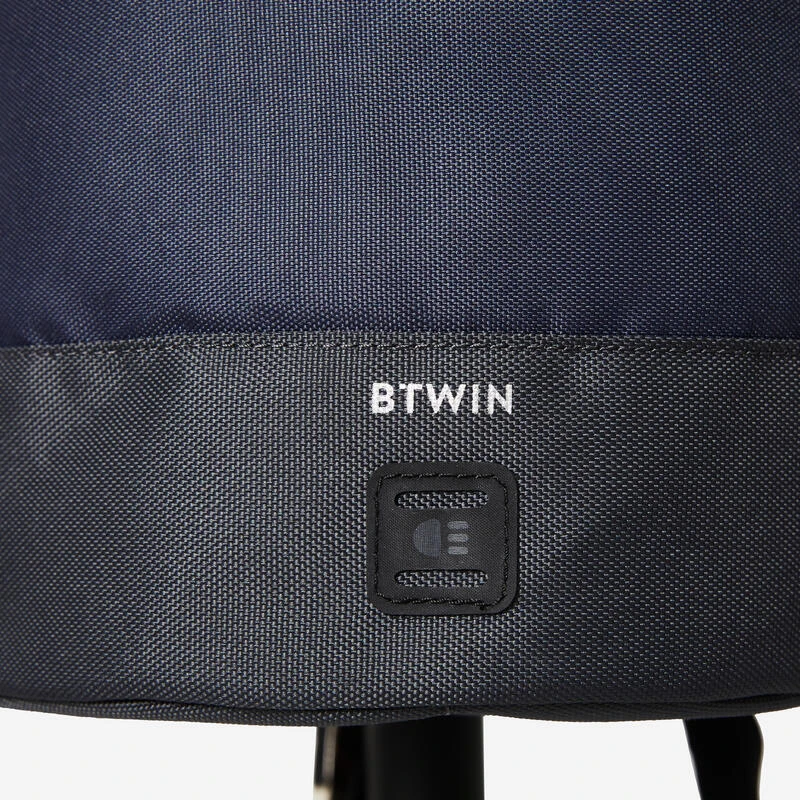 BTWIN PANIER VÉLO PLIANT COMPACTABLE BLEU 10L AVEC SANGLE DE PORTAGE EPAULE 8 BTWIN PANIER VÉLO PLIANT COMPACTABLE BLEU 10L AVEC SANGLE DE PORTAGE EPAULE – Image 6